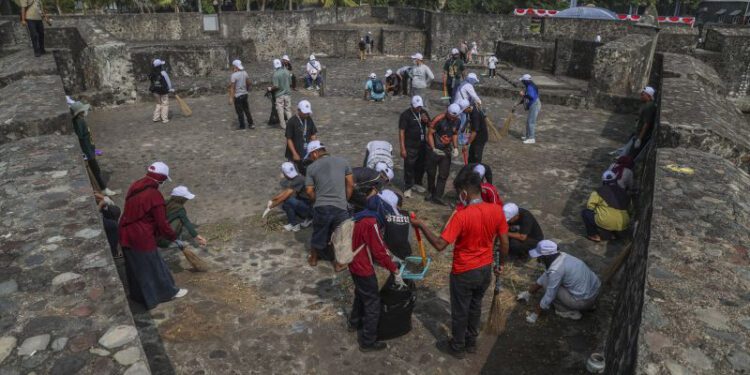 Sejumlah pegawai Balai Pelestarian Kebudayaan (BPK) Maluku Utara membersihkan sampah saat melakukan aksi bersih-bersih di Benteng Kalamata, Ternate, Maluku Utara, Sabtu (17/10/2026). Kementerian Kebudayaan secara serentak menggelar aksi bersih-bersih di situs cagar budaya di seluruh Indonesia untuk menjaga kebersihan kawasan sekaligus menumbuhkan kesadaran masyarakat akan pentingnya melestarikan warisan budaya. ANTARAFOTO/Andri Saputra/wsj.