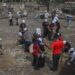 Sejumlah pegawai Balai Pelestarian Kebudayaan (BPK) Maluku Utara membersihkan sampah saat melakukan aksi bersih-bersih di Benteng Kalamata, Ternate, Maluku Utara, Sabtu (17/10/2026). Kementerian Kebudayaan secara serentak menggelar aksi bersih-bersih di situs cagar budaya di seluruh Indonesia untuk menjaga kebersihan kawasan sekaligus menumbuhkan kesadaran masyarakat akan pentingnya melestarikan warisan budaya. ANTARAFOTO/Andri Saputra/wsj.