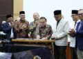 Wakil Ketua DPR RI, Dasco Sufmi Ahmad, menandatangani penetapan biaya haji dalam rapat panja BPIH 2027, Rabu (7/10/2026). (Foto: Foto : Mares/Andri/DPRRI)