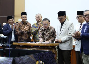 Wakil Ketua DPR RI, Dasco Sufmi Ahmad, menandatangani penetapan biaya haji dalam rapat panja BPIH 2027, Rabu (7/10/2026). (Foto: Foto : Mares/Andri/DPRRI)