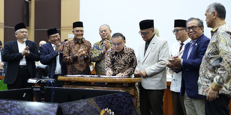 Wakil Ketua DPR RI, Dasco Sufmi Ahmad, menandatangani penetapan biaya haji dalam rapat panja BPIH 2027, Rabu (7/10/2026). (Foto: Foto : Mares/Andri/DPRRI)