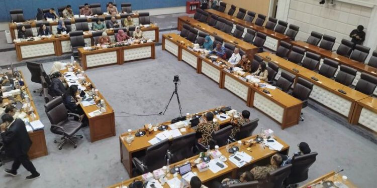 Komisi VII DPR RI melaksanakan rangkaian uji kelayakan dan kepatutan atau fit and proper test terhadap para calon Dewas RRI, Rabu (7/10).(Foto: Antara)