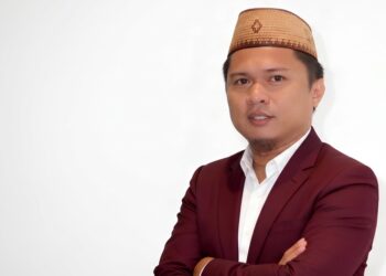 Dr. Dolot Alhasni Bakung. SH., MH adalah dosen tetap di lngkungan Fakultas Hukum Universitas Negeri Gorontalo sejak tahun 2009 dan saat ini menjabat Ketua Pusat Kajian Hukum Argaria Fakultas Hukum UNG. Tulisan ini disarikan dari artikel jurnal penulis tentang tanah yang berjudul “Challenging the State’s Monopoly on Legality over Customary Land in Gorontalo: ‘Land Without a State: Unpacking the Legal Absence of Land in Gorontalo’s Customary Law Communities’.