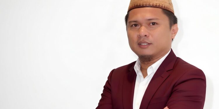 Dr. Dolot Alhasni Bakung. SH., MH adalah dosen tetap di lngkungan Fakultas Hukum Universitas Negeri Gorontalo sejak tahun 2009 dan saat ini menjabat Ketua Pusat Kajian Hukum Argaria Fakultas Hukum UNG. Tulisan ini disarikan dari artikel jurnal penulis tentang tanah yang berjudul “Challenging the State’s Monopoly on Legality over Customary Land in Gorontalo: ‘Land Without a State: Unpacking the Legal Absence of Land in Gorontalo’s Customary Law Communities’.