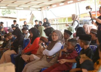 Sunat massal gratis digelar GenBI UNG di Desa Tabumela, Senin (24/8/2026). Sebanyak 30 anak mengikuti kegiatan tersebut, yang sekaligus memadukan pelayanan kesehatan dengan tradisi pembeatan.