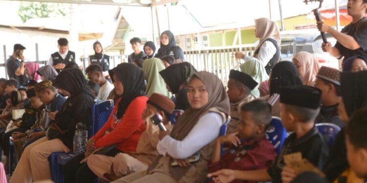 Sunat massal gratis digelar GenBI UNG di Desa Tabumela, Senin (24/8/2026). Sebanyak 30 anak mengikuti kegiatan tersebut, yang sekaligus memadukan pelayanan kesehatan dengan tradisi pembeatan.