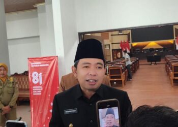 Bupati Jember Muhammad Fawait usai rapat paripurna di kantor DPRD kabupaten Jember