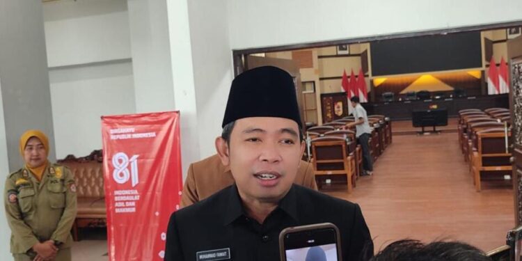 Bupati Jember Muhammad Fawait usai rapat paripurna di kantor DPRD kabupaten Jember