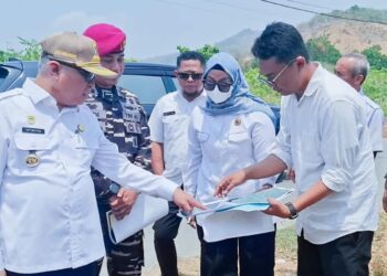 Bupati Gorontalo Sofyan Puhi bersama pihak BPN saat pendataan TORA-GTRA di Desa Taulaa, Bilato, Kabupaten Gorontalo, Rabu (7/10/2026)