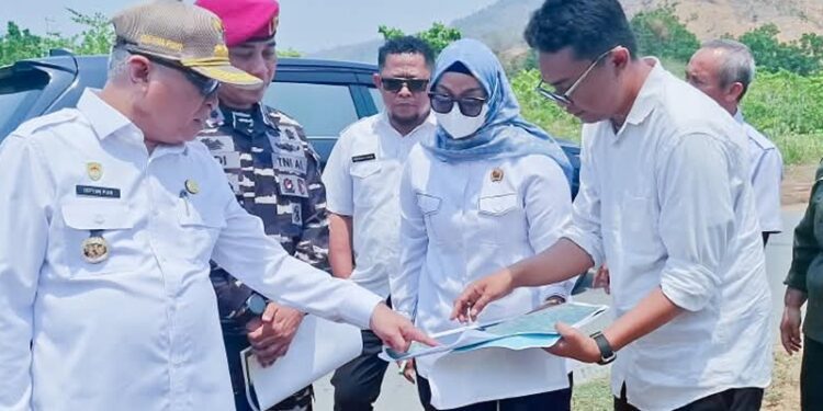 Bupati Gorontalo Sofyan Puhi bersama pihak BPN saat pendataan TORA-GTRA di Desa Taulaa, Bilato, Kabupaten Gorontalo, Rabu (7/10/2026)