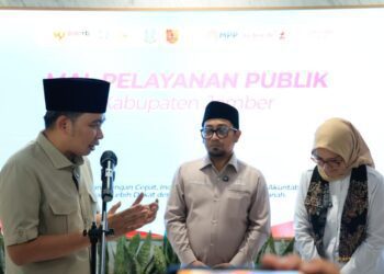 Bupati Jember Muhammad fawait saat mengenalkan Mall Publik pada Rini Widyantini MenPAN-RB dan anggota DPR RI Gus Khozin
