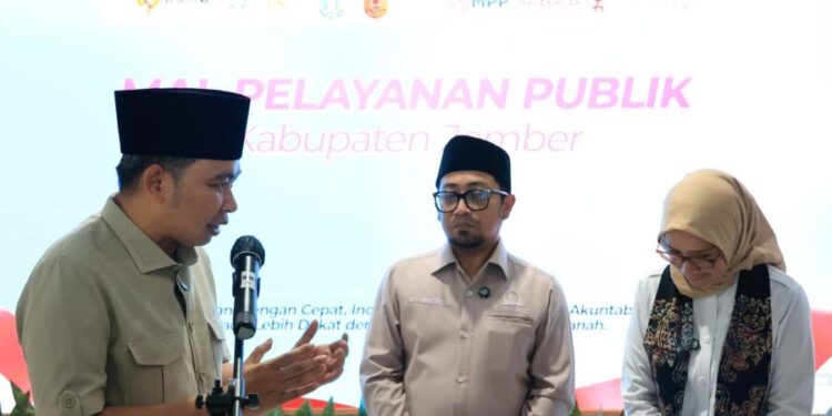 Bupati Jember Muhammad fawait saat mengenalkan Mall Publik pada Rini Widyantini MenPAN-RB dan anggota DPR RI Gus Khozin