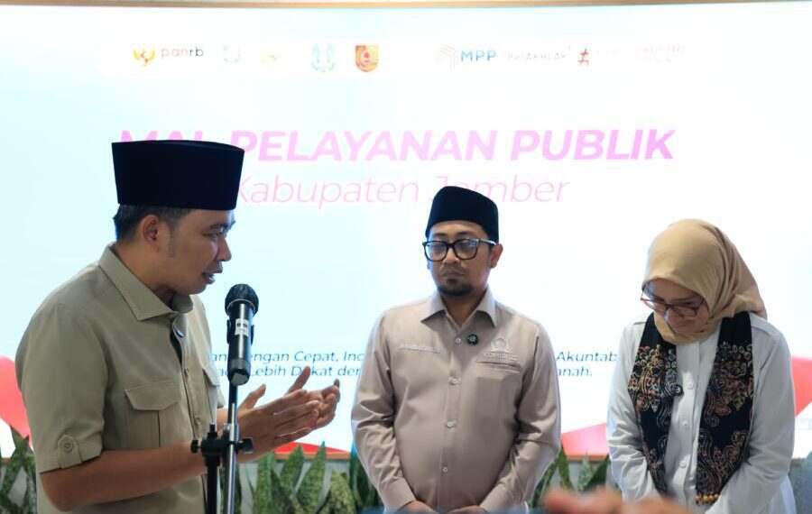 Bupati Jember Muhammad fawait saat mengenalkan Mall Publik pada Rini Widyantini MenPAN-RB dan anggota DPR RI Gus Khozin