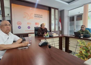 Ketua Perjagindo Perwakilan Gorontalo, Jasin Mohamad (kemeja putih) saat menghadiri rilis berita resmi statistik BPS Provinsi Gorontalo, Kamis (1/10/2026)