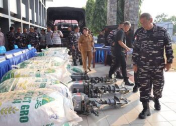 Komandan Kodaeral VIII Laksda TNI Dery Triesananto Suhendi memeriksa barang bukti sianida dan barang lainnya saat konferensi pers hasil penindakan Tim Quick Response Kodaeral VIII di Manado, Sulawesi Utara, Selasa (29/9/2026). ANTARA/HO-Kodaeral VIII