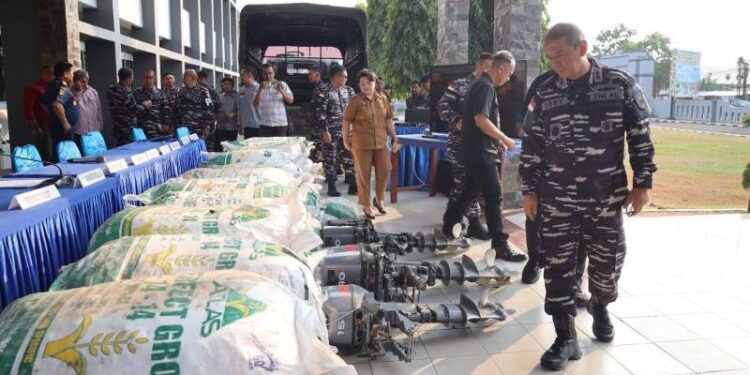 Komandan Kodaeral VIII Laksda TNI Dery Triesananto Suhendi memeriksa barang bukti sianida dan barang lainnya saat konferensi pers hasil penindakan Tim Quick Response Kodaeral VIII di Manado, Sulawesi Utara, Selasa (29/9/2026). ANTARA/HO-Kodaeral VIII
