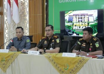 Kepala Kejari Gorontalo Utara Aditya Narwanto didampingi Kepala Seksi Pidana Khusus dan Kepala Seksi Intelijen saat jumpa pers terkait penanganan kasus dugaan korupsi pembangunan lanjutan masjid blok plan Gorontalo Utara, Senin (19/10/2026).