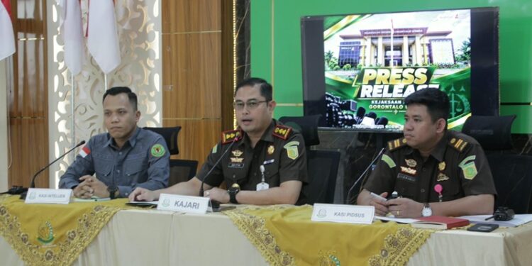 Kepala Kejari Gorontalo Utara Aditya Narwanto didampingi Kepala Seksi Pidana Khusus dan Kepala Seksi Intelijen saat jumpa pers terkait penanganan kasus dugaan korupsi pembangunan lanjutan masjid blok plan Gorontalo Utara, Senin (19/10/2026).