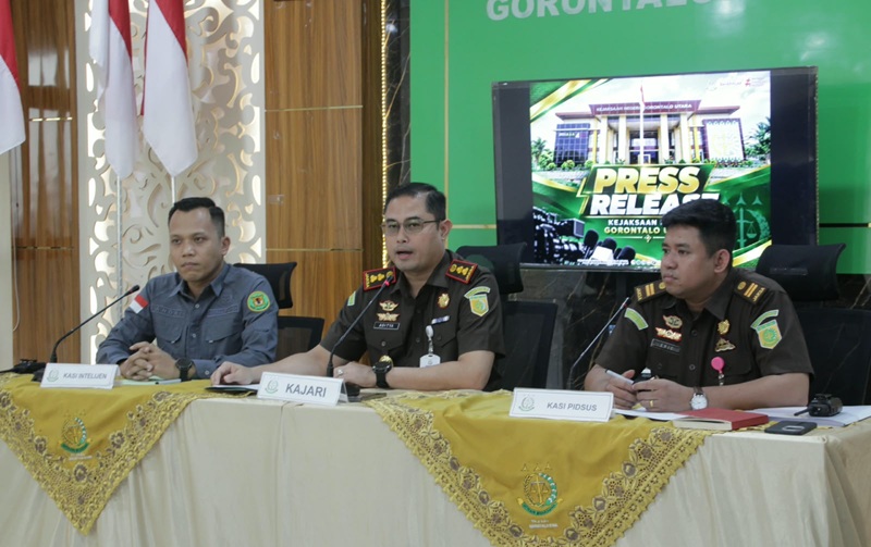Kepala Kejari Gorontalo Utara Aditya Narwanto didampingi Kepala Seksi Pidana Khusus dan Kepala Seksi Intelijen saat jumpa pers terkait penanganan kasus dugaan korupsi pembangunan lanjutan masjid blok plan Gorontalo Utara, Senin (19/10/2026).