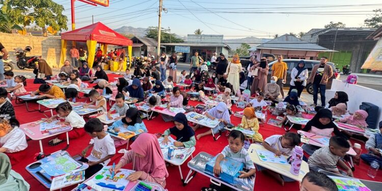 Kegiatan lomba mewarnai yang digelar di gerai Alfamart Bube, Kecamatan Suwawa, Bone Bolango, Rabu (30/9/2026).