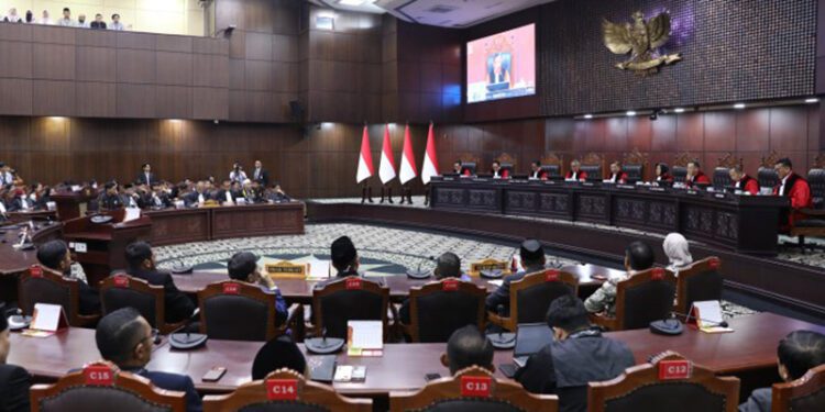 Suasana sidang pengucapan putusan sengketa Perselisihan Hasil Pemilihan Umum Presiden dan Wakil Presiden, Selasa (06/10) di Ruang Sidang MK. Foto Humas MK/Ifa.