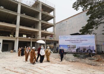 Ida Rachmawati Budi Gunadi Sadikin saat meninjau Menara BGS di RSUD dr Hasri Ainun Habibie Provinsi Gorontalo di Limboto, Selasa (13/10/2026).