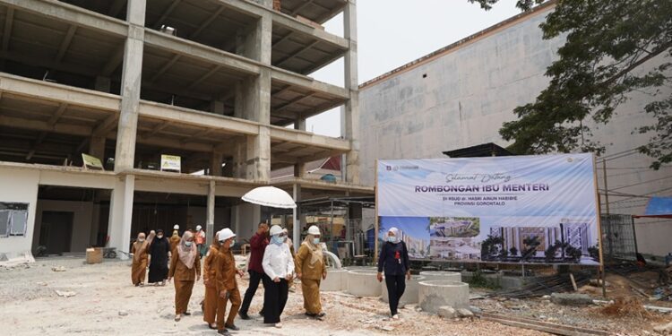 Ida Rachmawati Budi Gunadi Sadikin saat meninjau Menara BGS di RSUD dr Hasri Ainun Habibie Provinsi Gorontalo di Limboto, Selasa (13/10/2026).