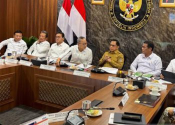 Menteri Dalam Negeri (Mendagri) Muhammad Tito Karnavian (ketiga kanan) dalam Rapat Koordinasi Terbatas (Rakortas) Pangan, di Kementerian Koordinator Bidang Pangan, Jakarta, Senin (26/10/2026). ANTARA/Harianto