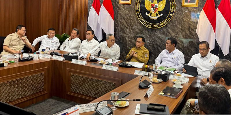 Menteri Dalam Negeri (Mendagri) Muhammad Tito Karnavian (ketiga kanan) dalam Rapat Koordinasi Terbatas (Rakortas) Pangan, di Kementerian Koordinator Bidang Pangan, Jakarta, Senin (26/10/2026). ANTARA/Harianto