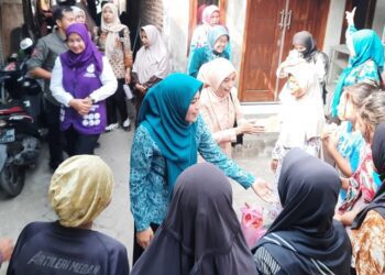 Ketua Tim Penggerak PKK Jember, Ning Ghyta, saat berkunjung ke rumah Elisa, balita dengan kategori stunting