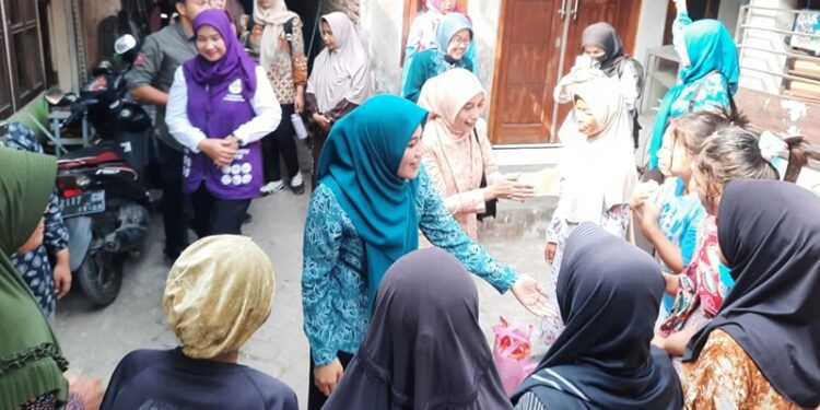 Ketua Tim Penggerak PKK Jember, Ning Ghyta, saat berkunjung ke rumah Elisa, balita dengan kategori stunting