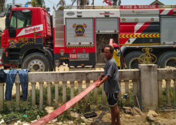 Salah satu armada Pani Gold Mine saat memadamkan kebakaran lahan di Desa Hulawa.(Foto PGM)