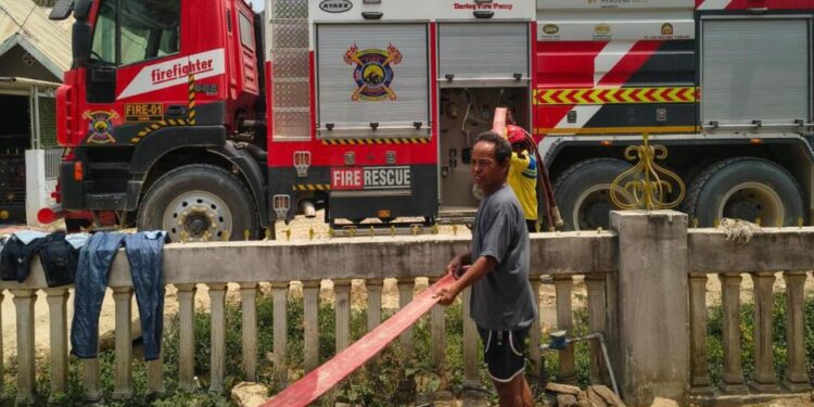 Salah satu armada Pani Gold Mine saat memadamkan kebakaran lahan di Desa Hulawa.(Foto PGM)