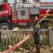 Salah satu armada Pani Gold Mine saat memadamkan kebakaran lahan di Desa Hulawa.(Foto PGM)