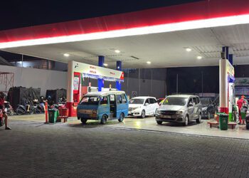 Antrean kendaraan di sejumlah stasiun pengisian bahan bakar umum (SPBU) di Sulawesi Utara mendorong Pertamina Patra Niaga Regional Sulawesi menambah petugas dan memperpanjang jam pelayanan.