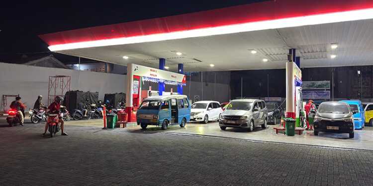 Antrean kendaraan di sejumlah stasiun pengisian bahan bakar umum (SPBU) di Sulawesi Utara mendorong Pertamina Patra Niaga Regional Sulawesi menambah petugas dan memperpanjang jam pelayanan.