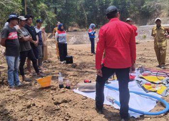 Pertamina melaksanakan kegiatan pencegahan kebakaran hutan dan lahan (karhutla) sekaligus mengembangkan inovasi ramah lingkungan berupa pemanfaatan bawang merah sebagai bahan dasar auksin alami pada Senin (12/10).
