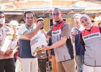 Area Manager Communication, Relation, & CSR Pertamina Patra Niaga Regional Sulawesi Lilik Hardiyanto menyerahkan secara simbolis bantuan paket sembako untuk warga prasejahtera di Kota Makassar, Sulawesi Selatan, Selasa (6/10/2026).
