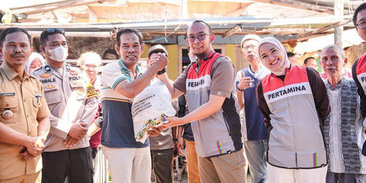 Area Manager Communication, Relation, & CSR Pertamina Patra Niaga Regional Sulawesi Lilik Hardiyanto menyerahkan secara simbolis bantuan paket sembako untuk warga prasejahtera di Kota Makassar, Sulawesi Selatan, Selasa (6/10/2026).
