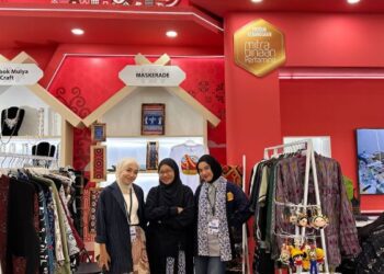 Maskerada, brand fashion dan kerajinan tangan asal Makassar yang merupakan UMKM binaan Pertamina Patra Niaga Regional Sulawesi membawa karya berbasis wastra Sulawesi Selatan ke ajang INACRAFT 2026 di Jakarta International Convention Centre (JICC).
