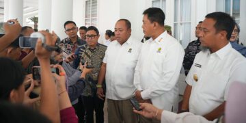 Pertamina Patra Niaga Regional Sulawesi mendampingi jajaran Kementerian Energi dan Sumber Daya Mineral (ESDM) serta Badan Pengatur Hilir Minyak dan Gas Bumi (BPH Migas) dalam audiensi bersama Gubernur Sulawesi Selatan Andi Sudirman Sulaiman dan jajaran Forum Koordinasi Pimpinan Daerah (Forkopimda) di Rumah Jabatan Gubernur Sulawesi Selatan, Rabu (14/10).