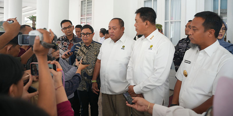 Pertamina Patra Niaga Regional Sulawesi mendampingi jajaran Kementerian Energi dan Sumber Daya Mineral (ESDM) serta Badan Pengatur Hilir Minyak dan Gas Bumi (BPH Migas) dalam audiensi bersama Gubernur Sulawesi Selatan Andi Sudirman Sulaiman dan jajaran Forum Koordinasi Pimpinan Daerah (Forkopimda) di Rumah Jabatan Gubernur Sulawesi Selatan, Rabu (14/10).
