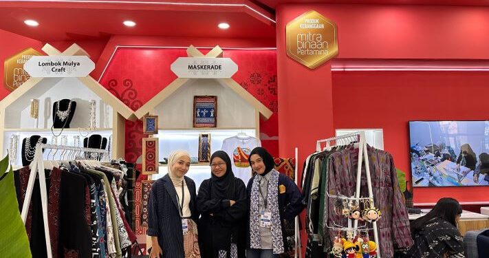 Maskerada, brand fashion dan kerajinan tangan asal Makassar yang merupakan UMKM binaan Pertamina Patra Niaga Regional Sulawesi membawa karya berbasis wastra Sulawesi Selatan ke ajang INACRAFT 2026 di Jakarta International Convention Centre (JICC).