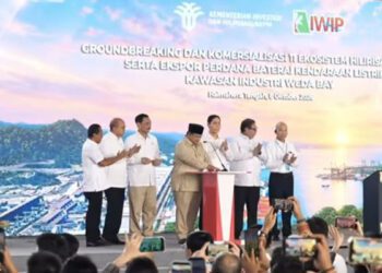 Presiden Prabowo Subianto menekan sirine sebagai tanda peluncuran ekspor perdana baterai kendaraan listrik dan 11 proyek industri di kawasan Indonesia Weda Bay Industrial Park (IWIP), Halmahera Tengah, Maluku Utara, Kamis (8/10/2026). ANTARA/HO-BPMI Sekretariat Presiden