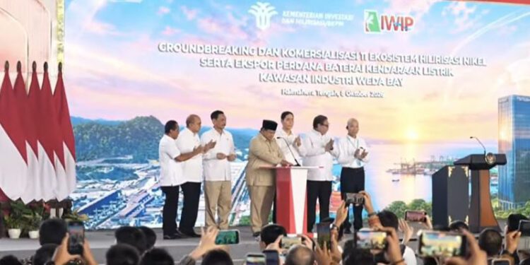 Presiden Prabowo Subianto menekan sirine sebagai tanda peluncuran ekspor perdana baterai kendaraan listrik dan 11 proyek industri di kawasan Indonesia Weda Bay Industrial Park (IWIP), Halmahera Tengah, Maluku Utara, Kamis (8/10/2026). ANTARA/HO-BPMI Sekretariat Presiden