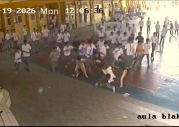 Perkelahian siswa di lingkungan sekolah di SMA Negeri 1 Kota Gorontalo yang terekam kamera CCTV. Peristiwa ini terjadi pada hari Senin (19/10/2026).(Istimewa)