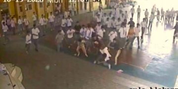 Perkelahian siswa di lingkungan sekolah di SMA Negeri 1 Kota Gorontalo yang terekam kamera CCTV. Peristiwa ini terjadi pada hari Senin (19/10/2026).(Istimewa)