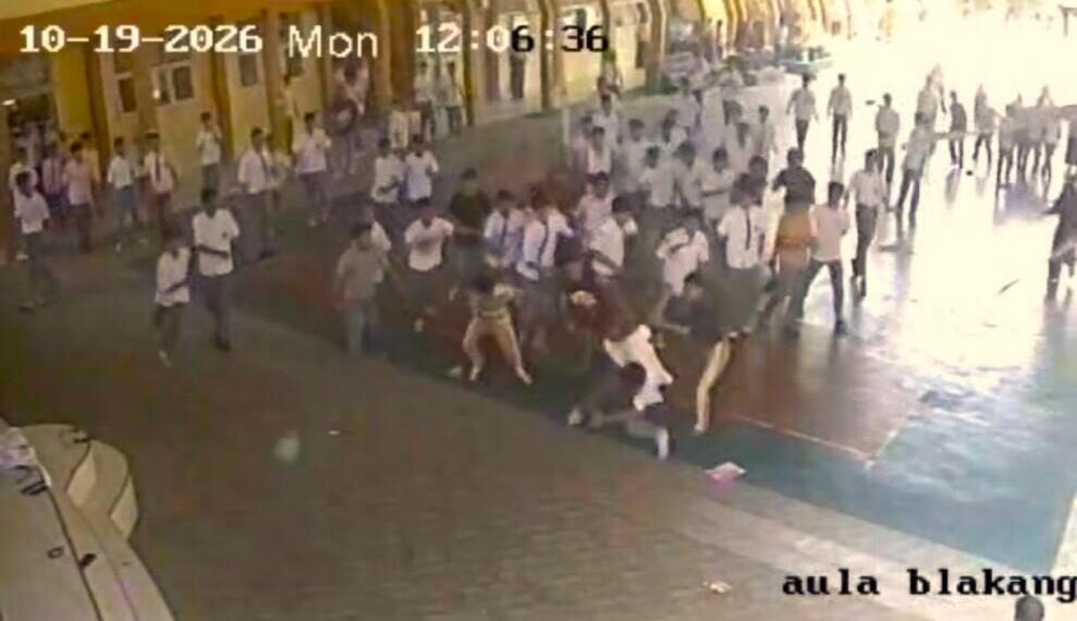 Perkelahian siswa di lingkungan sekolah di SMA Negeri 1 Kota Gorontalo yang terekam kamera CCTV. Peristiwa ini terjadi pada hari Senin (19/10/2026).(Istimewa)