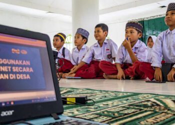 Sejumlah anak didik Madrasah Ibtidaiyah Swasta Alkhairaat Toro mengikuti pelajaran tentang bijak menggunakan internet dan digitalisasi di Desa Toro, Kecamatan Kulawi, Kabupaten Sigi, Selasa (13/10/2026). Sekolah Internet Komunitas yang didirikan pada 2024 memiliki semangat membangun desa digital agar terhubung dan maju di berbagai lini. ANTARA/Muhammad Zulfikar