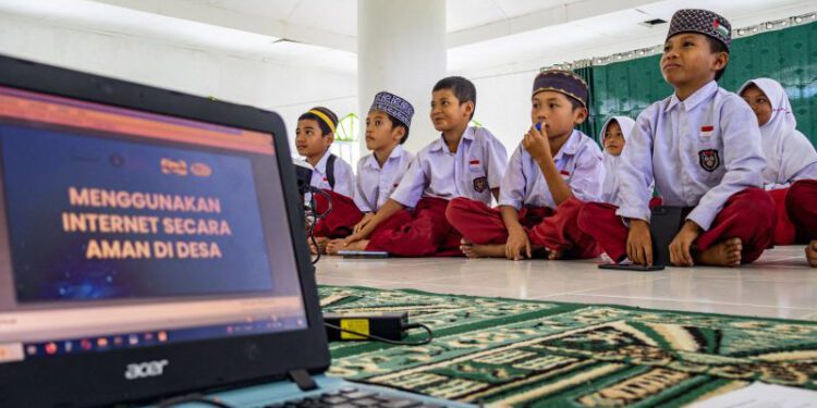 Sejumlah anak didik Madrasah Ibtidaiyah Swasta Alkhairaat Toro mengikuti pelajaran tentang bijak menggunakan internet dan digitalisasi di Desa Toro, Kecamatan Kulawi, Kabupaten Sigi, Selasa (13/10/2026). Sekolah Internet Komunitas yang didirikan pada 2024 memiliki semangat membangun desa digital agar terhubung dan maju di berbagai lini. ANTARA/Muhammad Zulfikar